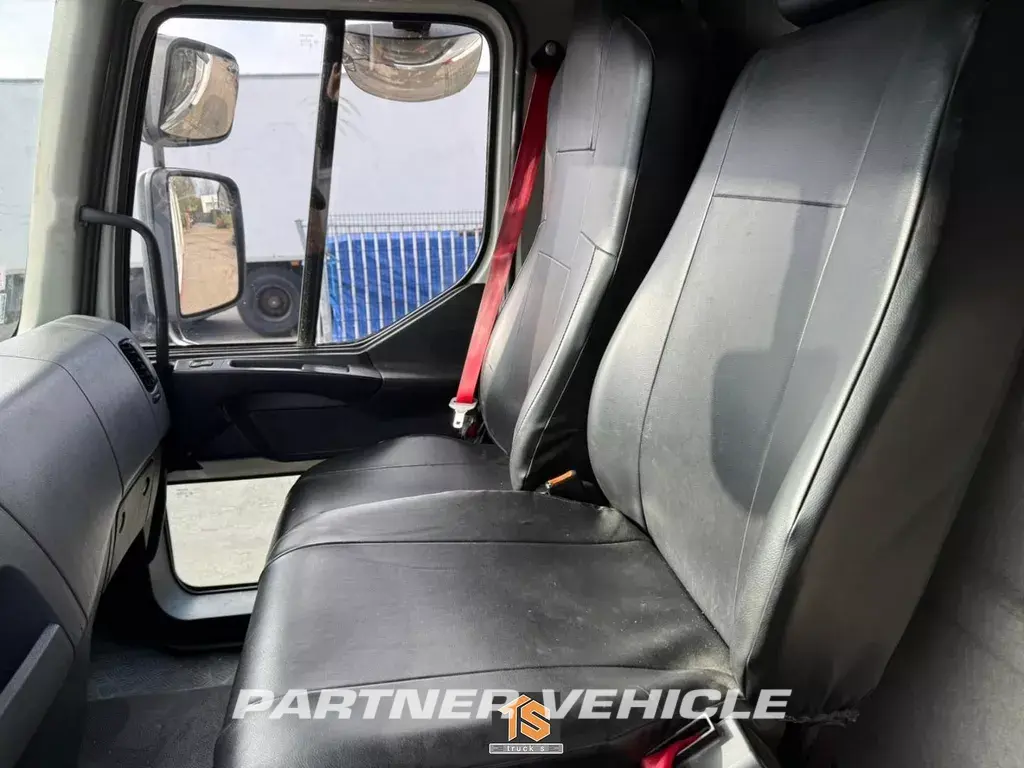 frontLeft : Renault D 320 شاحنة القمامة