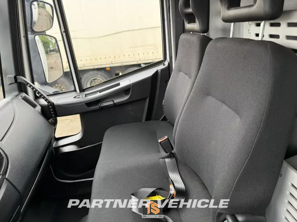 frontLeft : Iveco Eurocargo 120E190 Box body truck