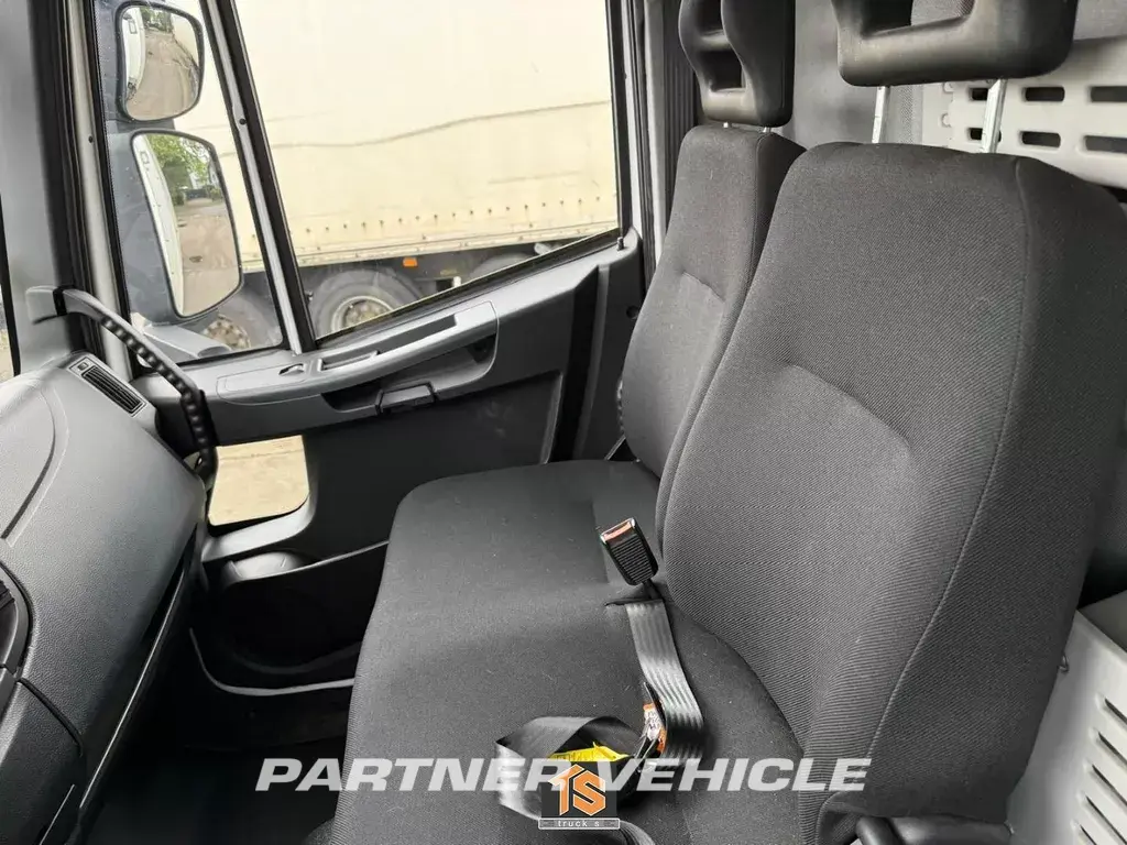 frontLeft : Iveco Eurocargo 120E190 Box body truck