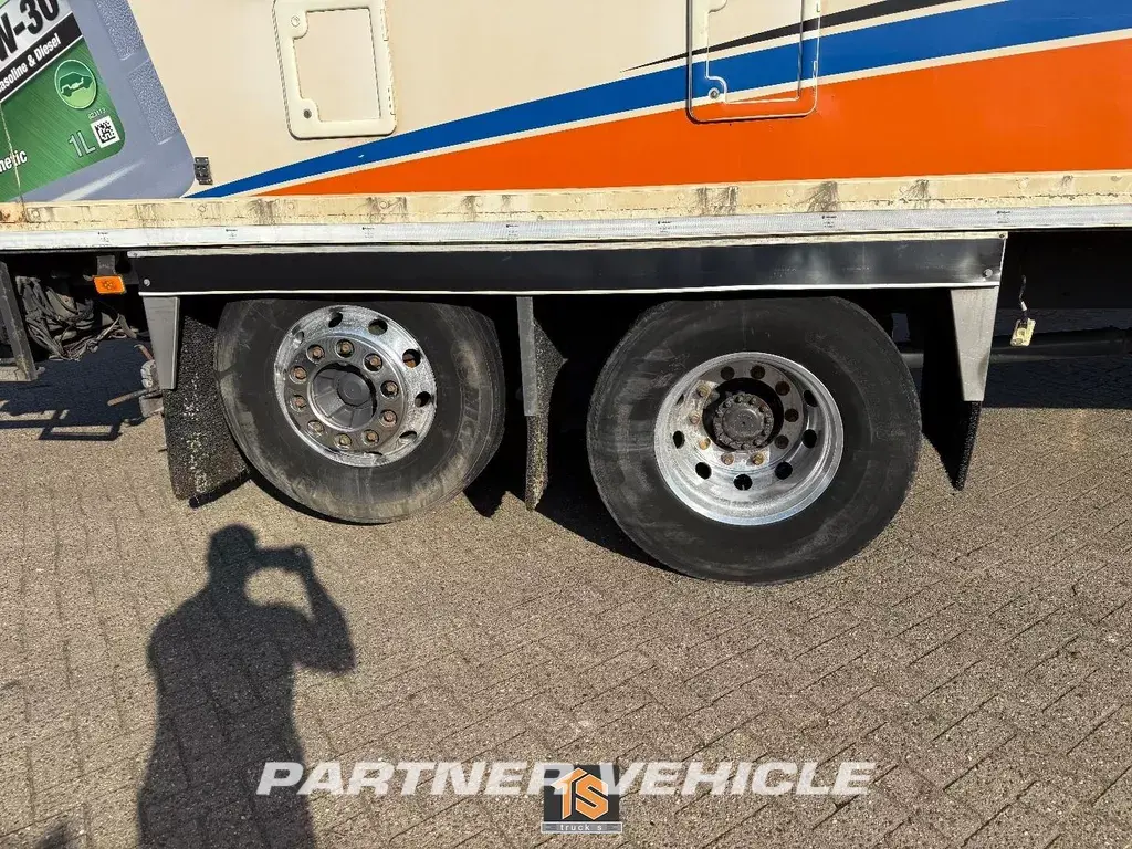 frontLeft : Volvo FH 420 Karosser för sluten lastbil