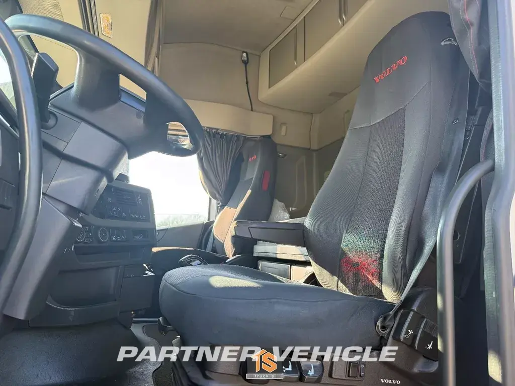 frontLeft : Volvo FH 420 Karosser för sluten lastbil