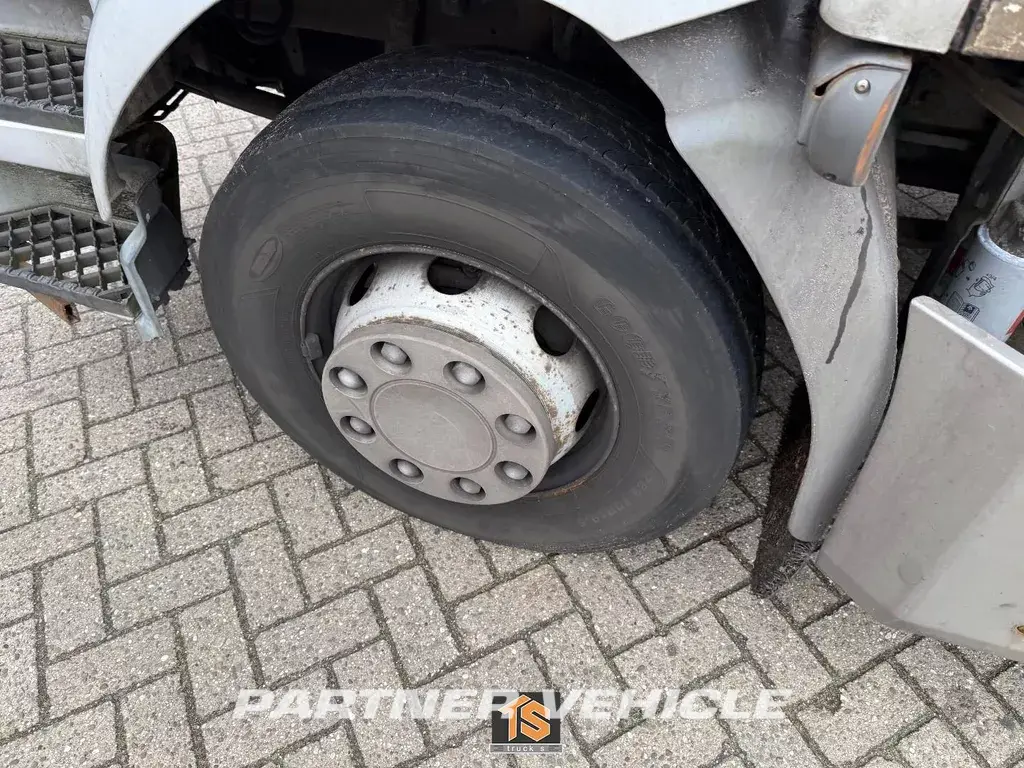 frontLeft : Renault Midlum 270 Tractor Unit