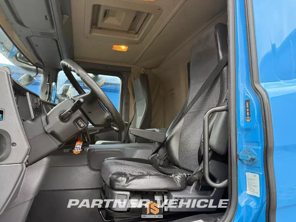 frontLeft : Scania P230 Box body truck