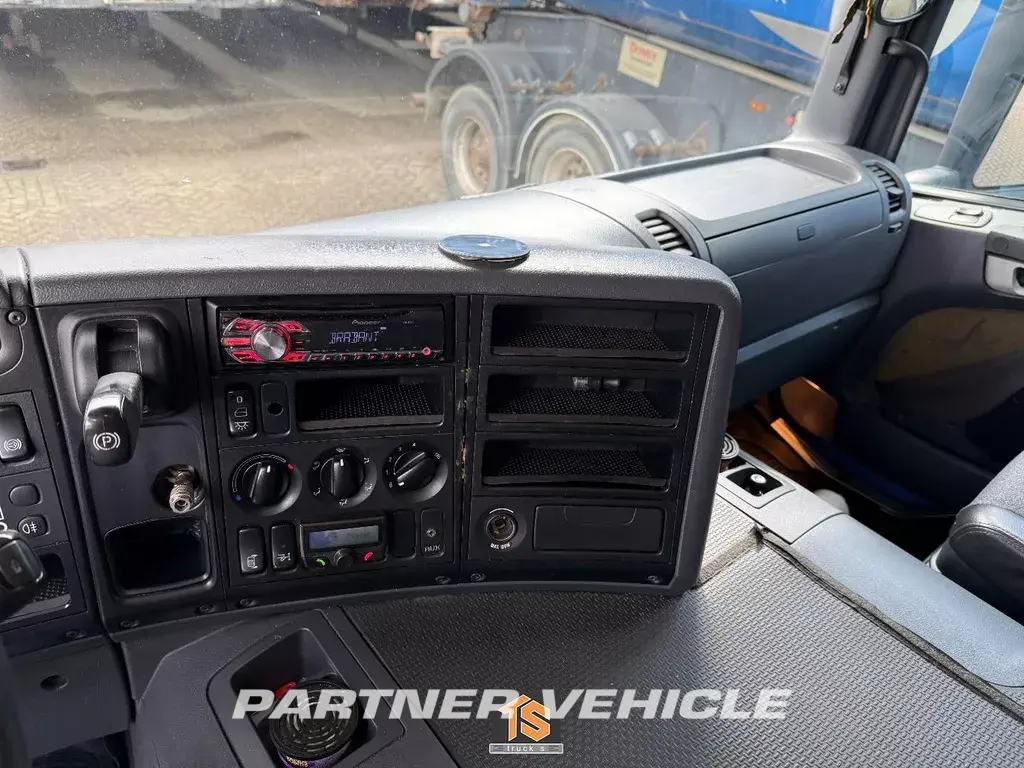 frontLeft : Scania P230 Box body truck