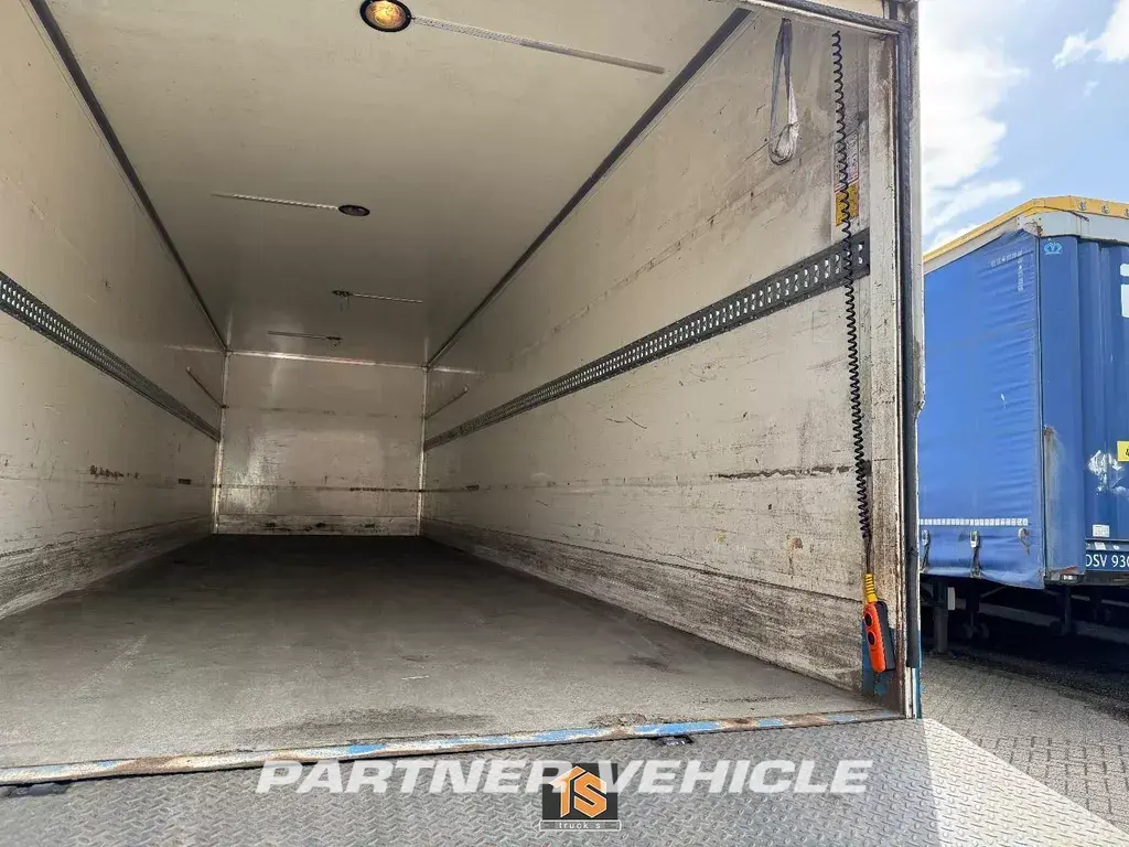 frontLeft : Scania P230 Box body truck