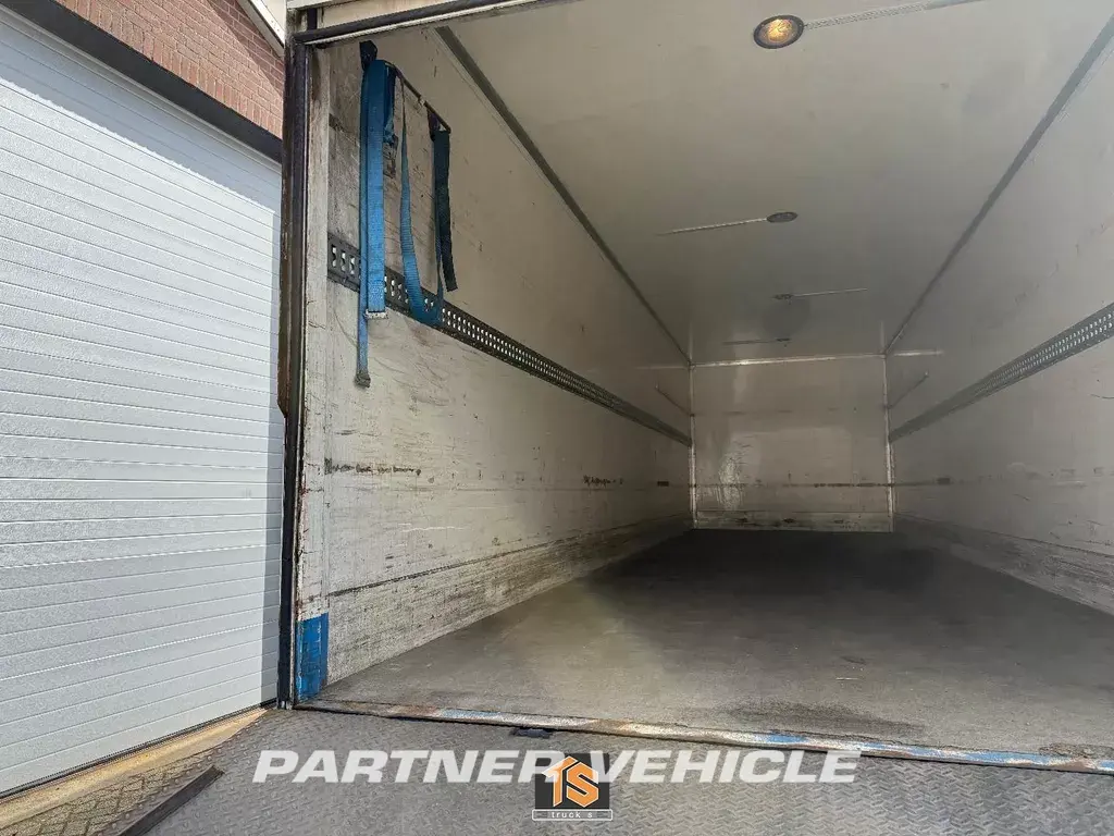 frontLeft : Scania P230 Box body truck