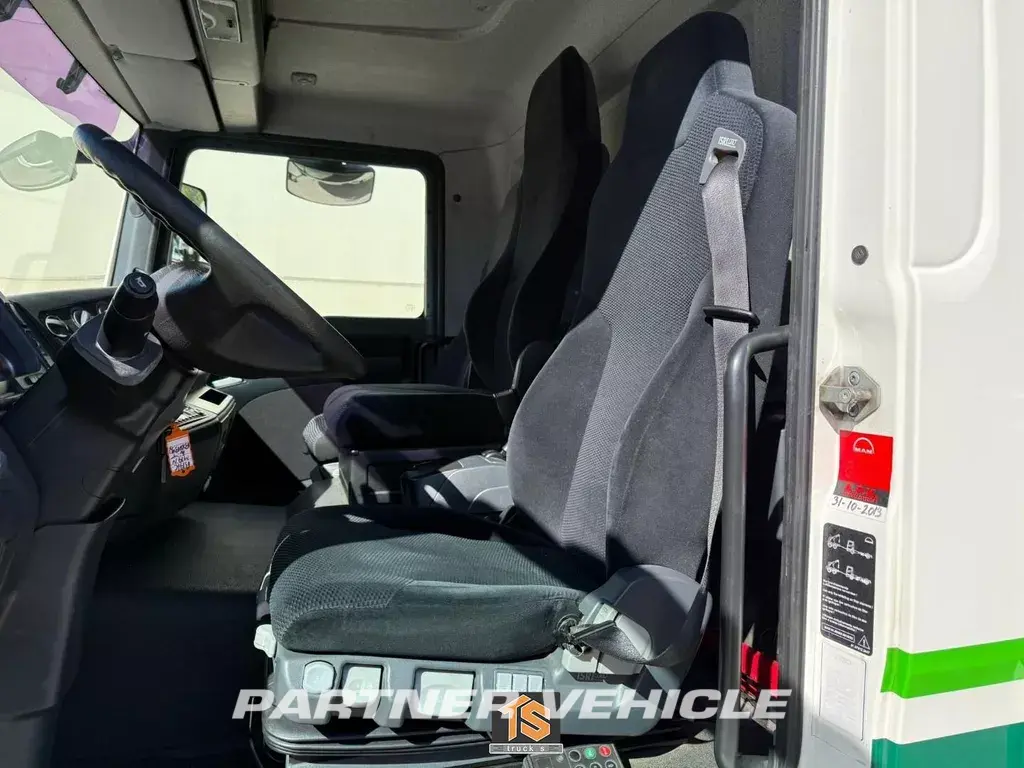 frontLeft : MAN TGL 12.220 Box body truck