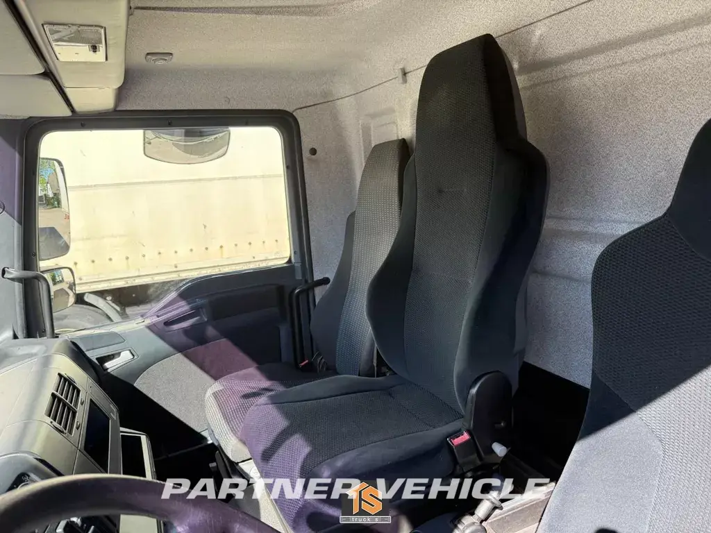 frontLeft : MAN TGL 12.220 Box body truck
