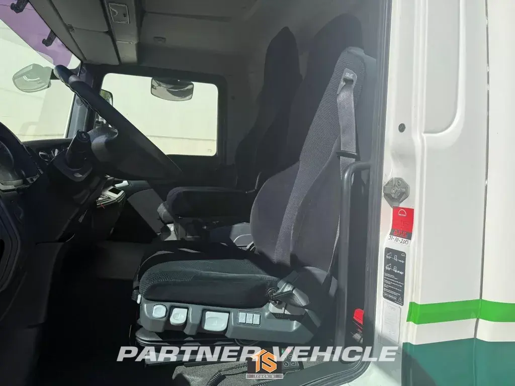 frontLeft : MAN TGL 12.220 Box body truck