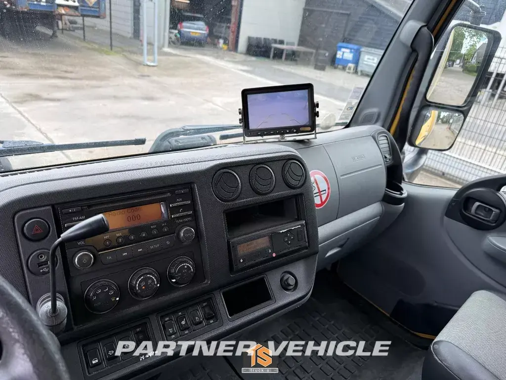 frontLeft : Renault D 210 umpikori kuorma-auto