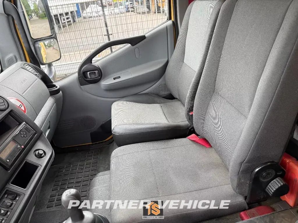 frontLeft : Renault D 210 umpikori kuorma-auto