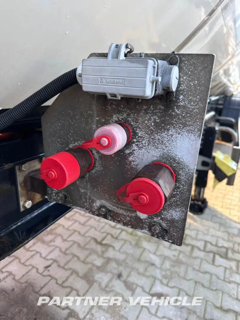 frontLeft : Menci SA1355 STC Tank Semi Trailer