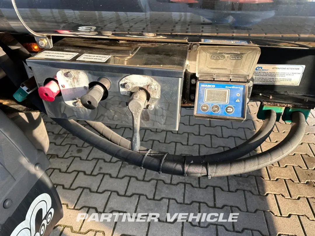 frontLeft : Menci SA1355 STC Tank Semi Trailer