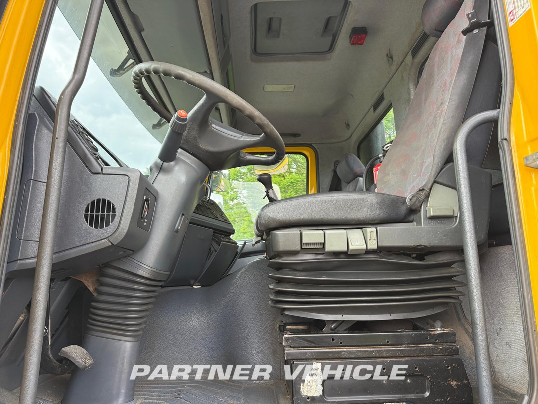 frontLeft : Mercedes Actros 3340 Dragbil