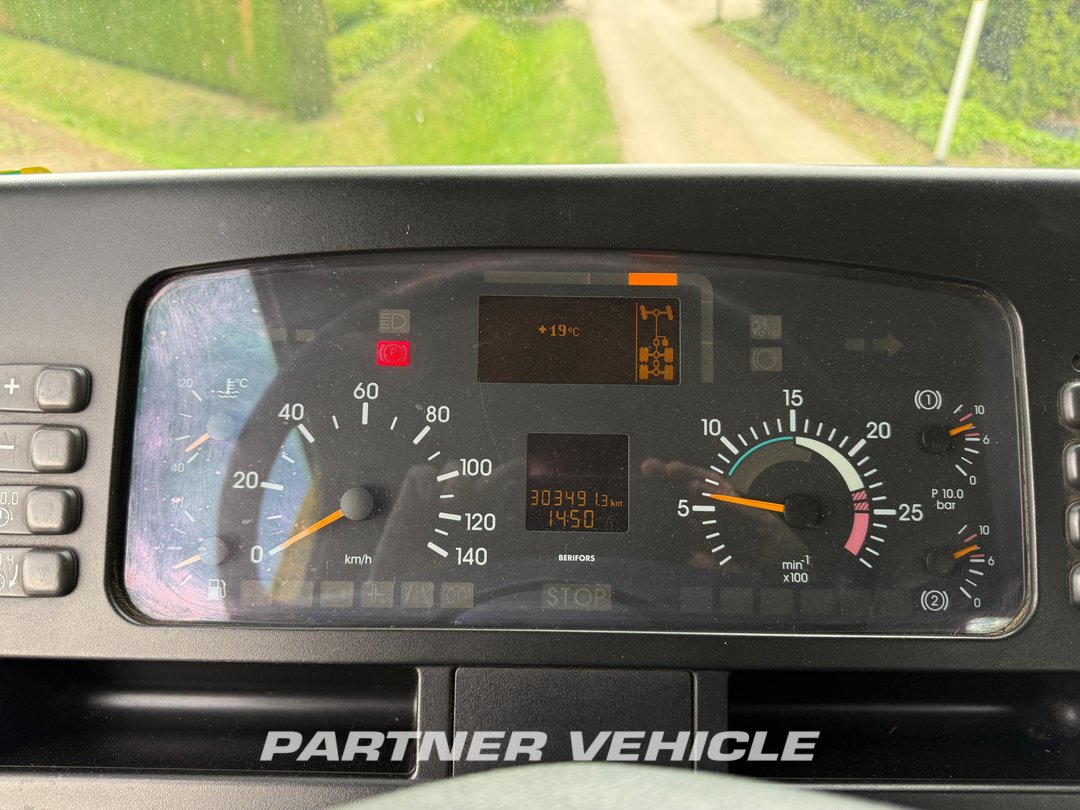 frontLeft : Mercedes Actros 3340 Dragbil