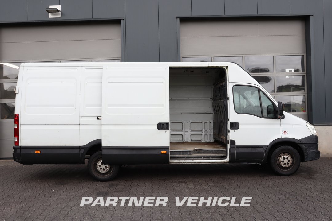 frontLeft : Iveco Daily 35S13 شاحنة خفيفة بصندوق مغلق