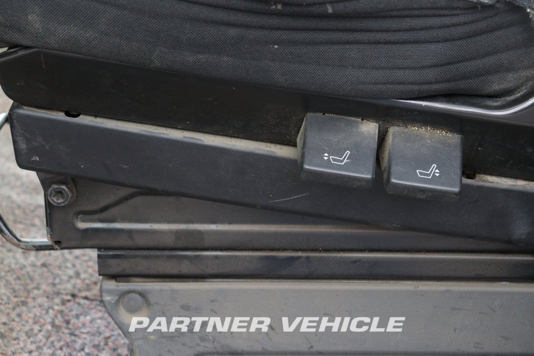 frontLeft : Iveco Daily 35S13 شاحنة خفيفة بصندوق مغلق