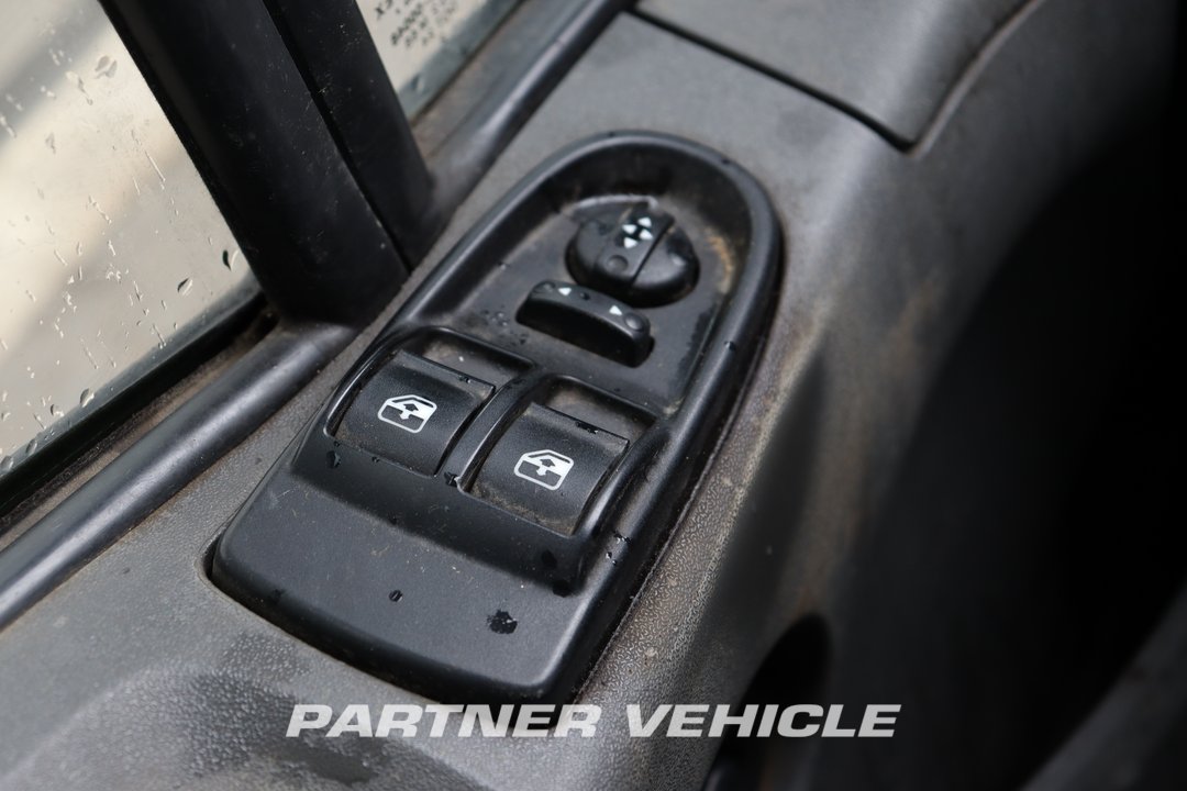 frontLeft : Iveco Daily 35S13 شاحنة خفيفة بصندوق مغلق