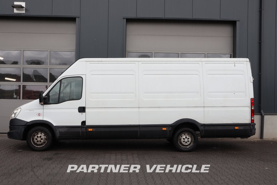 frontLeft : Iveco Daily 35S13 شاحنة خفيفة بصندوق مغلق