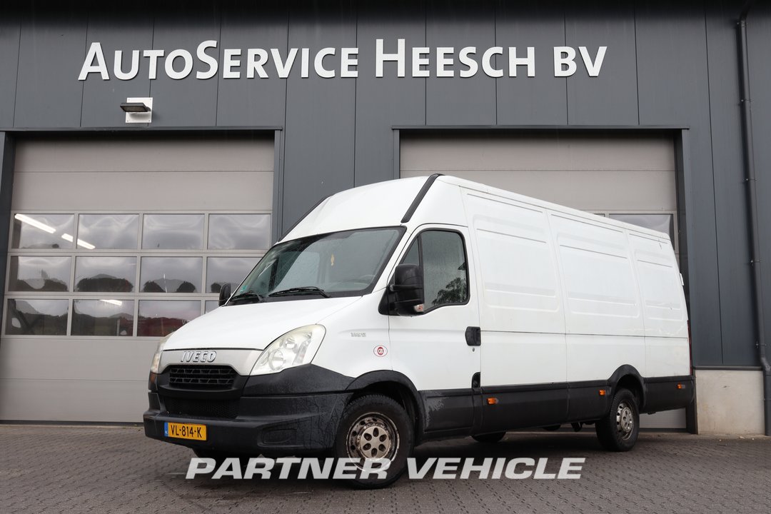 frontLeft : Iveco Daily 35S13 شاحنة خفيفة بصندوق مغلق