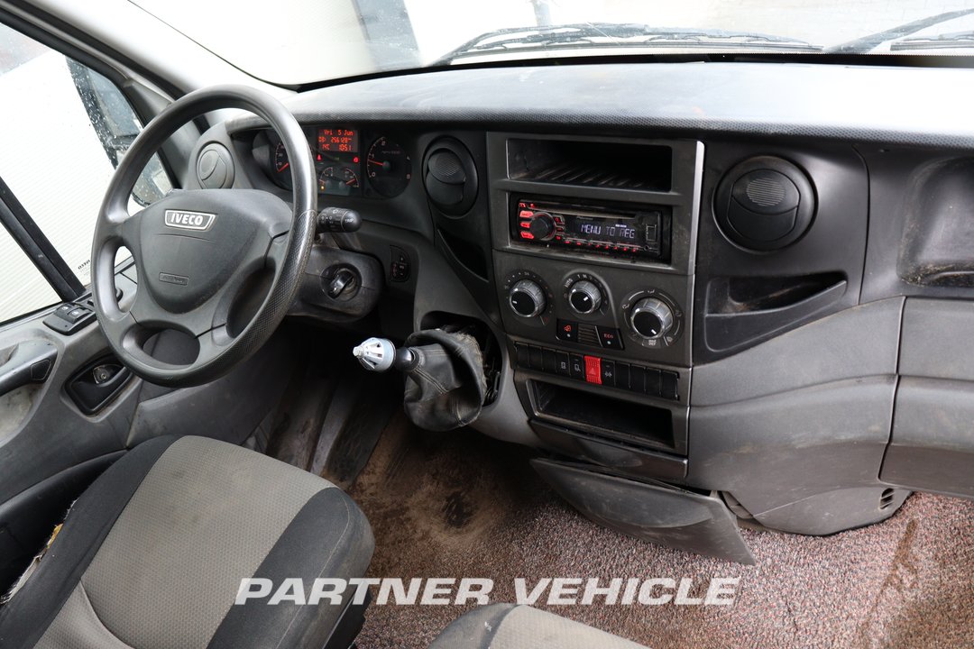frontLeft : Iveco Daily 35S13 شاحنة خفيفة بصندوق مغلق