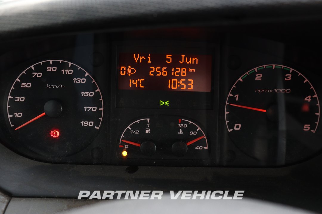 frontLeft : Iveco Daily 35S13 شاحنة خفيفة بصندوق مغلق