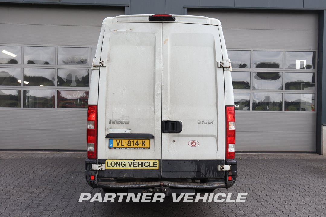 frontLeft : Iveco Daily 35S13 شاحنة خفيفة بصندوق مغلق