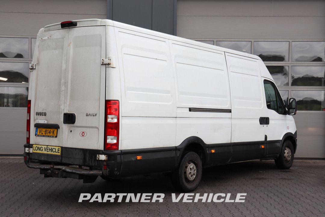 frontLeft : Iveco Daily 35S13 شاحنة خفيفة بصندوق مغلق