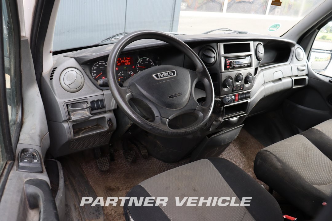 frontLeft : Iveco Daily 35S13 شاحنة خفيفة بصندوق مغلق