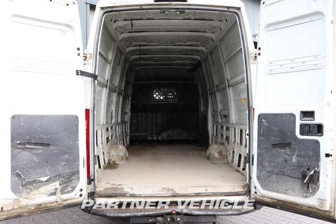 frontLeft : Iveco Daily 35S13 شاحنة خفيفة بصندوق مغلق