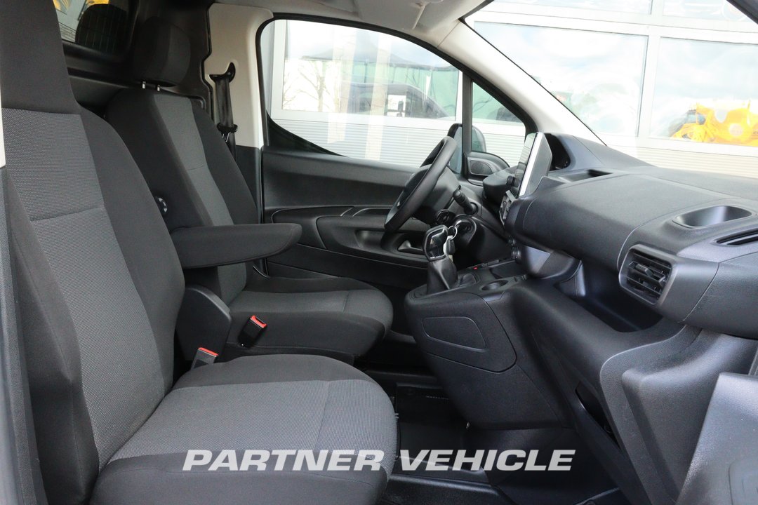 frontLeft : Peugeot Partner 130pk Fourgon utilitaire
