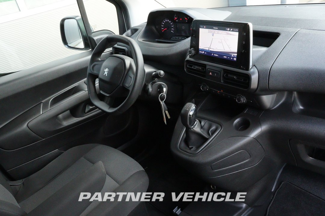frontLeft : Peugeot Partner 130pk Fourgon utilitaire