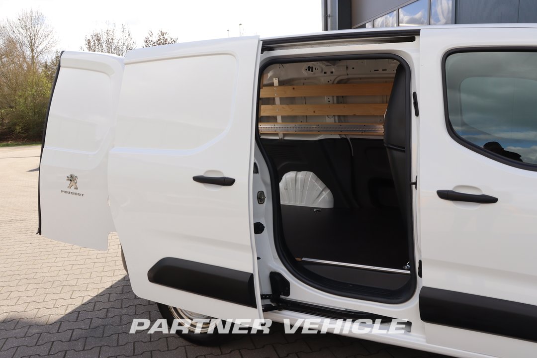 frontLeft : Peugeot Partner 130pk Fourgon utilitaire
