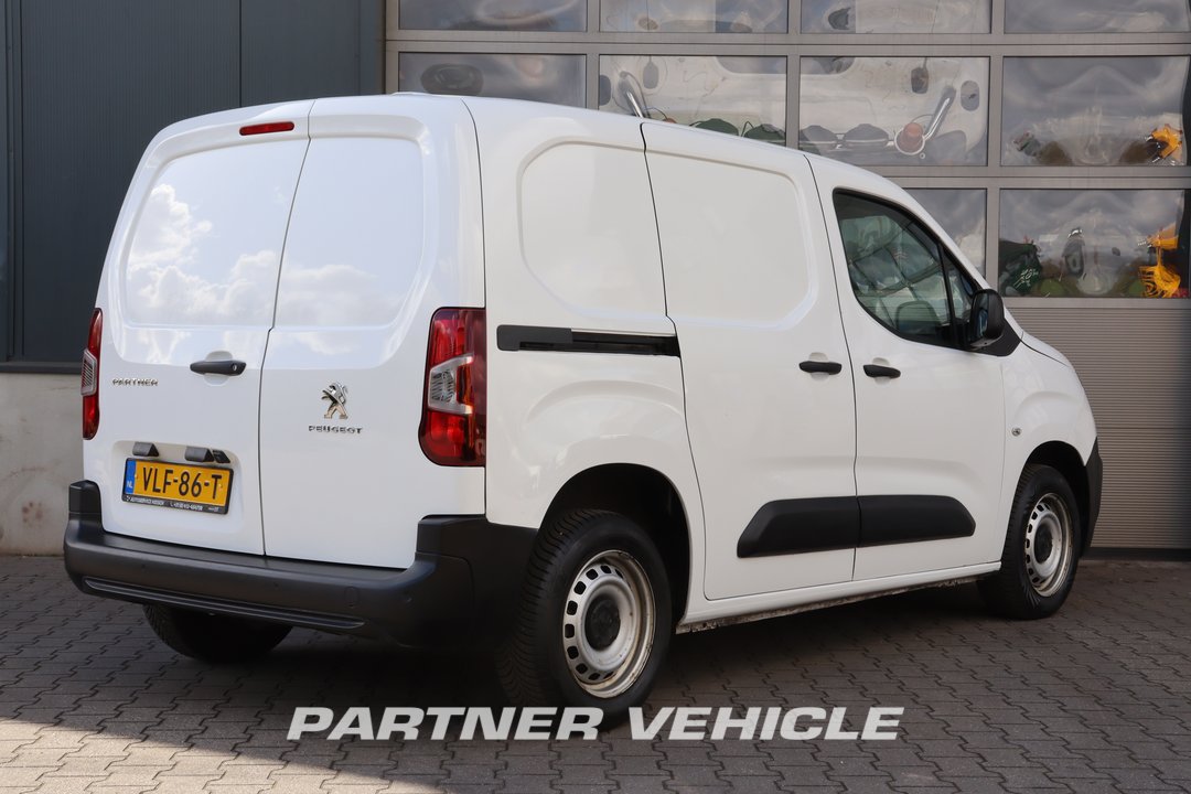 frontLeft : Peugeot Partner 130pk Fourgon utilitaire