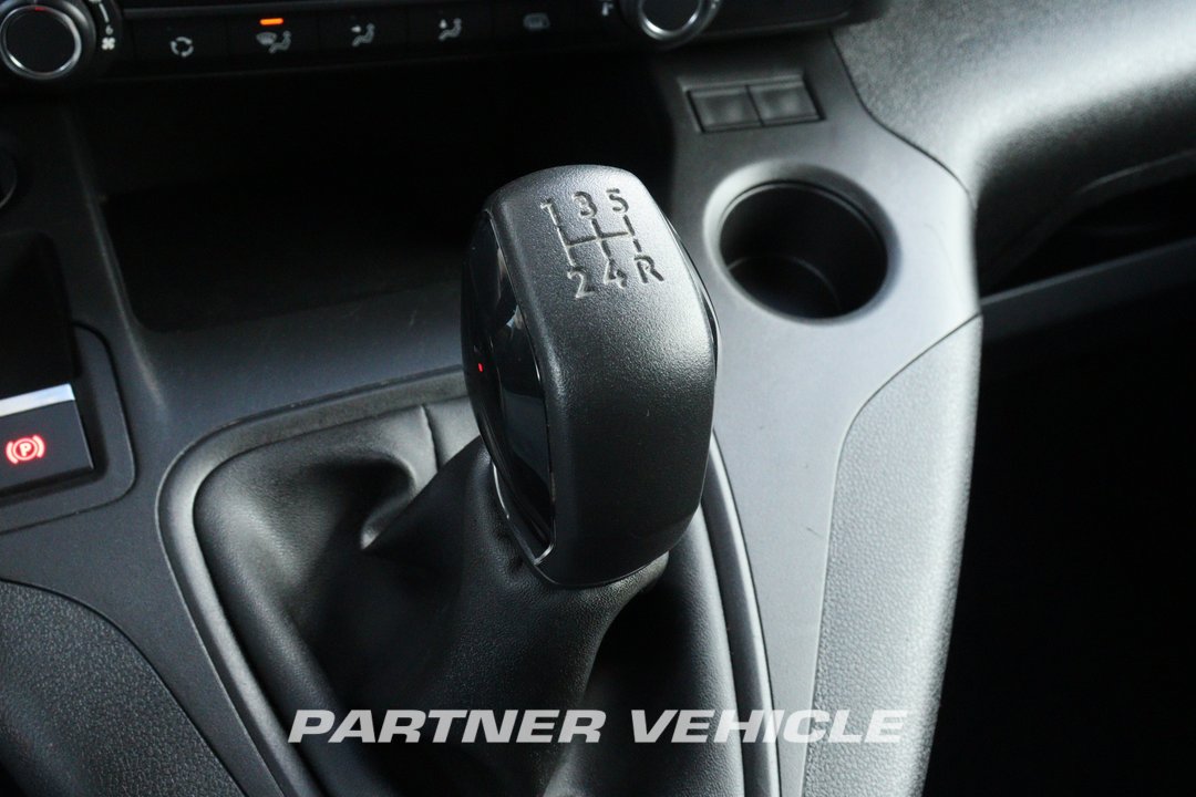 frontLeft : Peugeot Partner 130pk Fourgon utilitaire