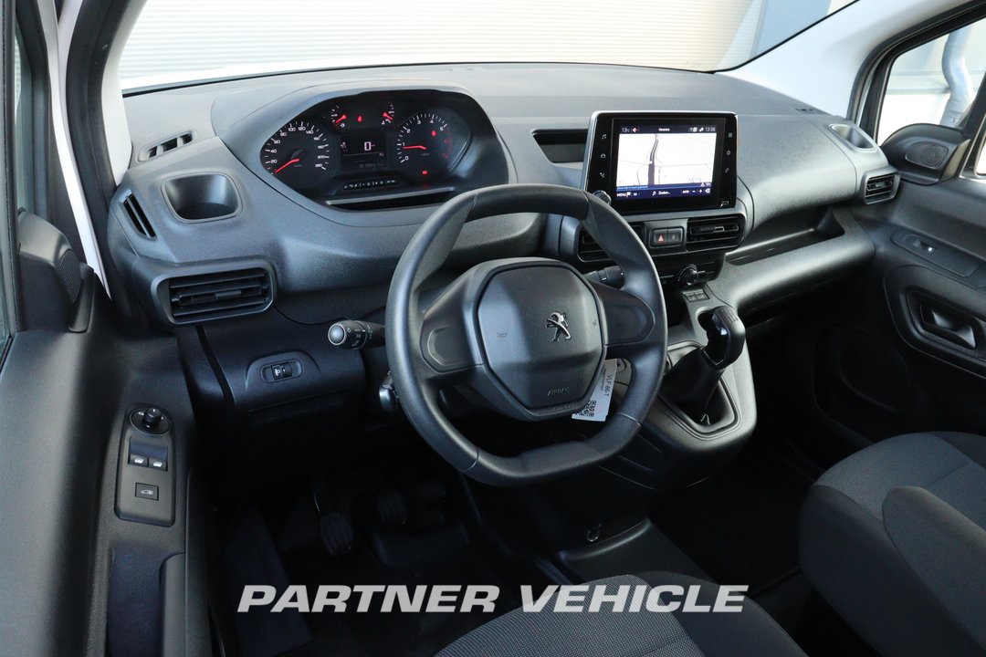 frontLeft : Peugeot Partner 130pk Fourgon utilitaire