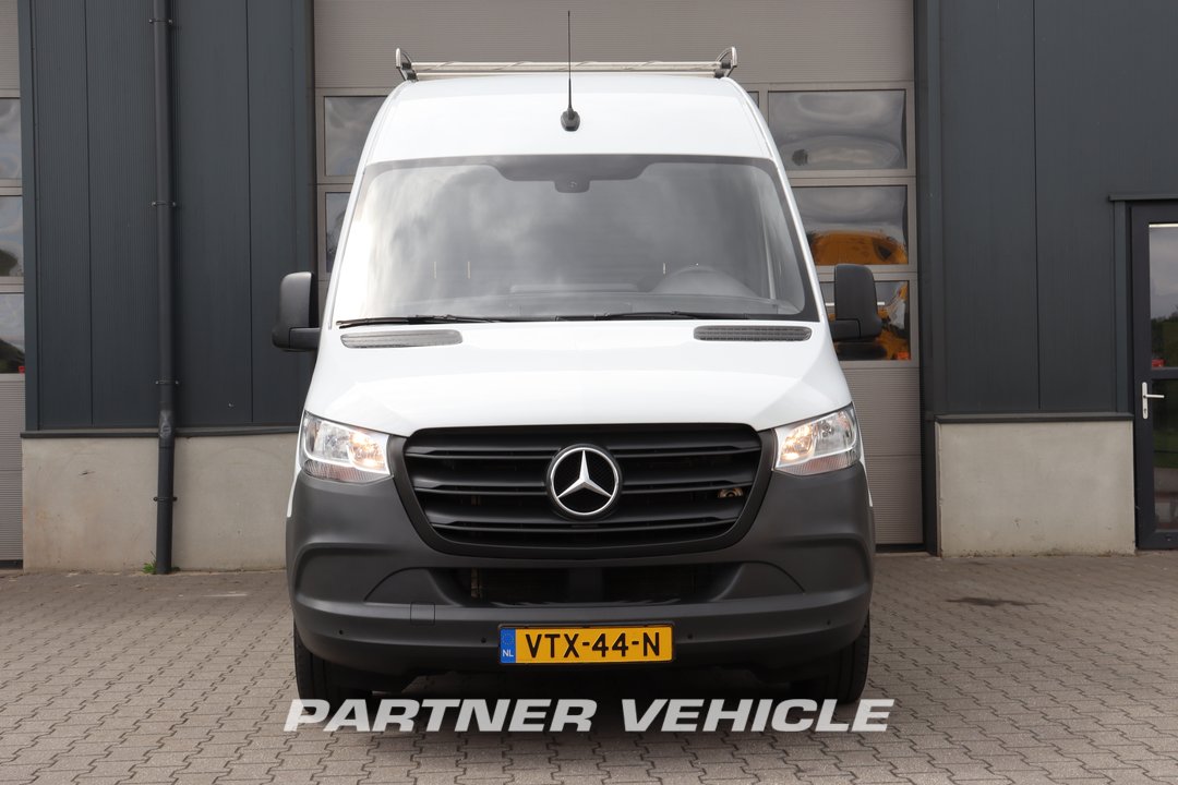 frontLeft : Mercedes Sprinter 215 CDI Closed box van