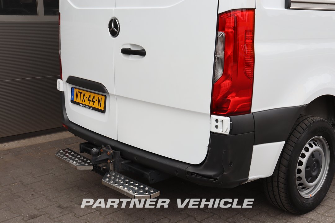 frontLeft : Mercedes Sprinter 215 CDI Closed box van