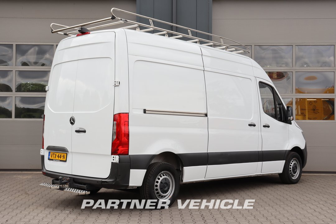 frontLeft : Mercedes Sprinter 215 CDI Closed box van