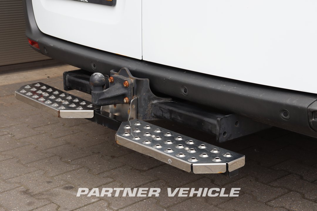 frontLeft : Mercedes Sprinter 215 CDI Closed box van