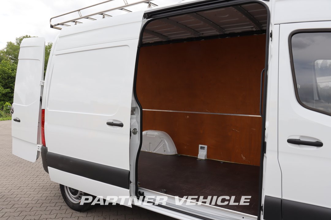 frontLeft : Mercedes Sprinter 215 CDI Closed box van