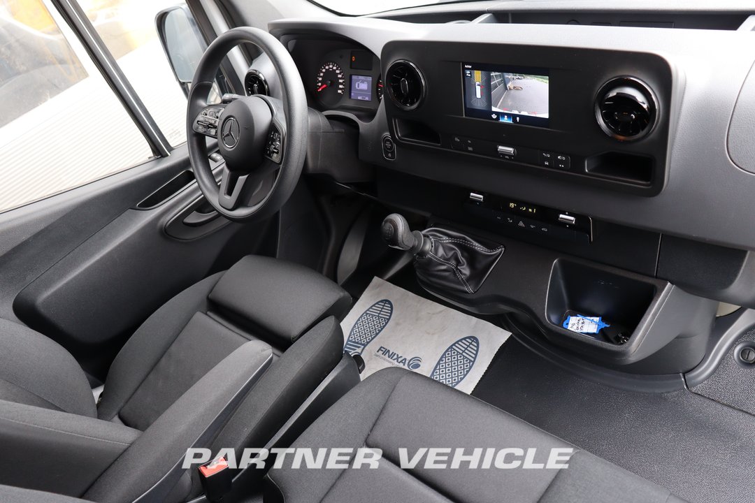 frontLeft : Mercedes Sprinter 215 CDI Closed box van