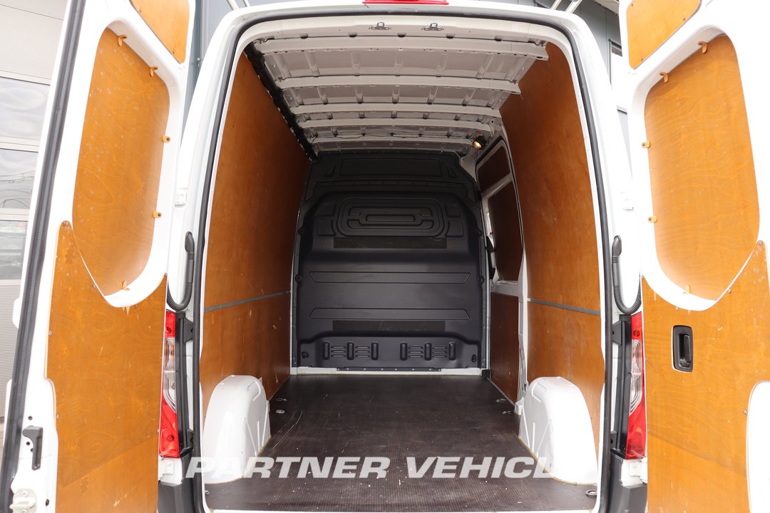 frontLeft : Mercedes Sprinter 215 CDI Closed box van