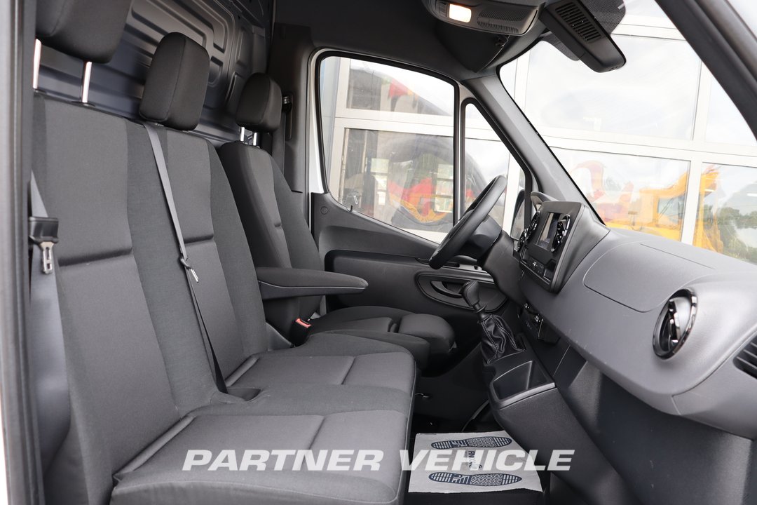 frontLeft : Mercedes Sprinter 215 CDI Closed box van
