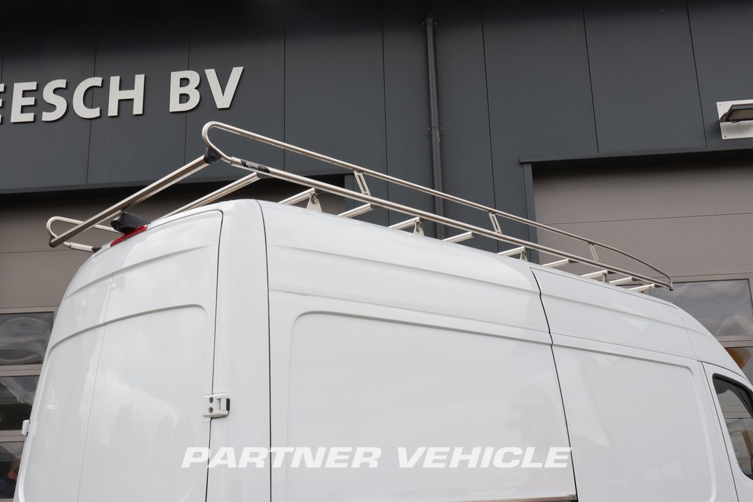 frontLeft : Mercedes Sprinter 215 CDI Closed box van