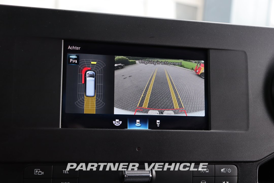 frontLeft : Mercedes Sprinter 215 CDI Closed box van