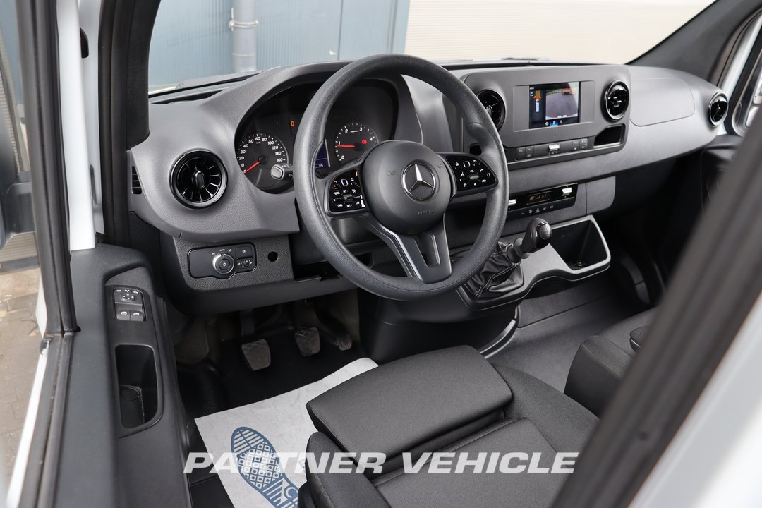 frontLeft : Mercedes Sprinter 215 CDI Closed box van
