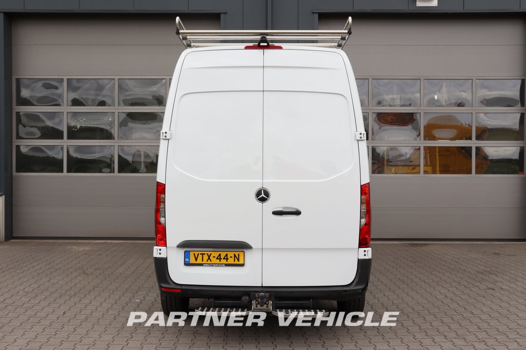 frontLeft : Mercedes Sprinter 215 CDI Closed box van