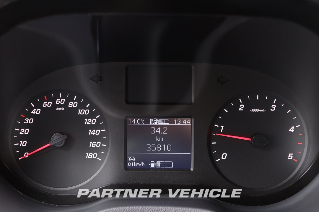 frontLeft : Mercedes Sprinter 215 CDI Closed box van