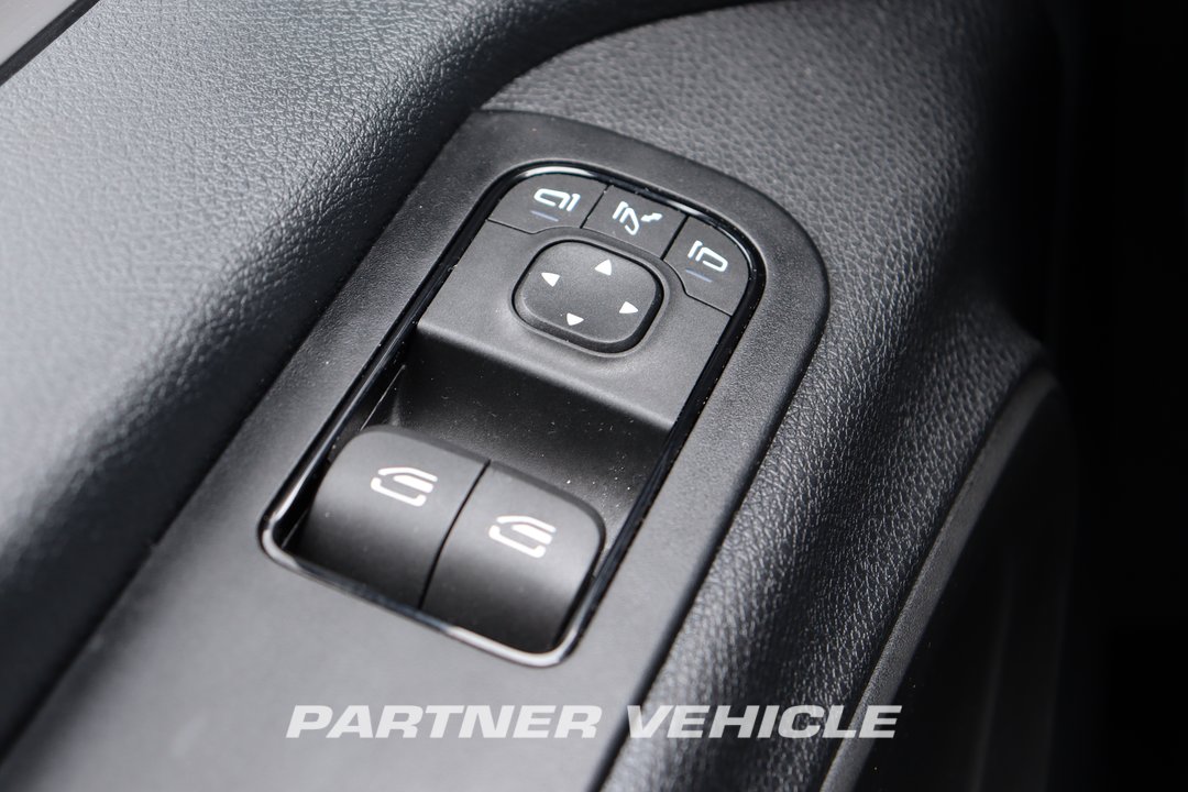 frontLeft : Mercedes Sprinter 215 CDI Closed box van